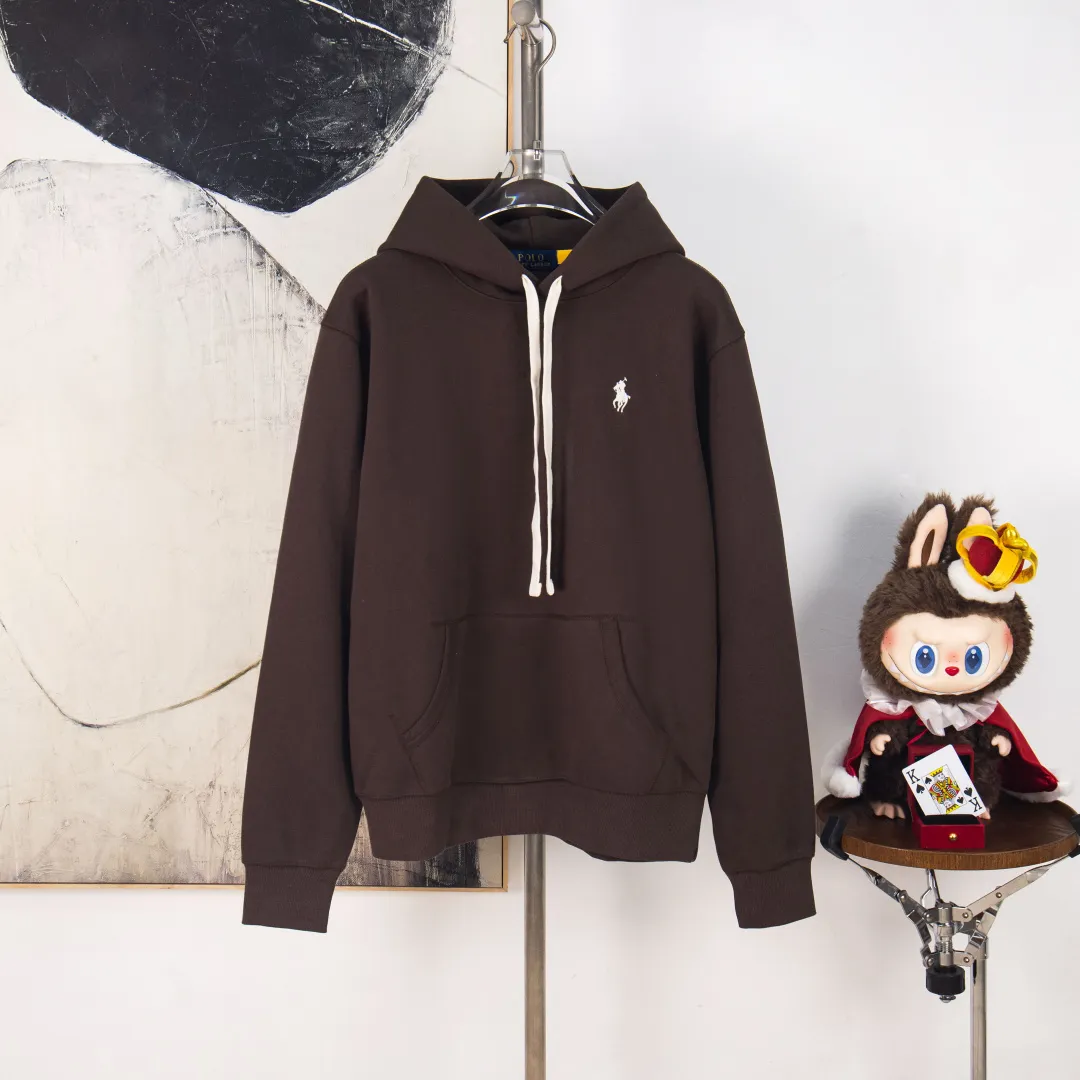 P300 zp version [Exclusive supply] Ralph Lauren/Ralph Lauren 2025SS Four Seasons classic style stacked topstitch design five-color thin hooded sweatshirt -370g double-sided cotton heavyweight fabric✅ -Original same 7.5CM widened thread processing✅ -Front collar patchwork triangle block four-needle six-thread topstitch design✅ -RL Four Seasons classic style Loose fit, easy for both men and women to control Simple Clean and versatile, exposed topstitching patchwork triangle 1.3 cm retro original color hook and loop drawstring, full of details. Color: navy blue, brown, pink, gray. Size: S M L XL. Number: WW10749